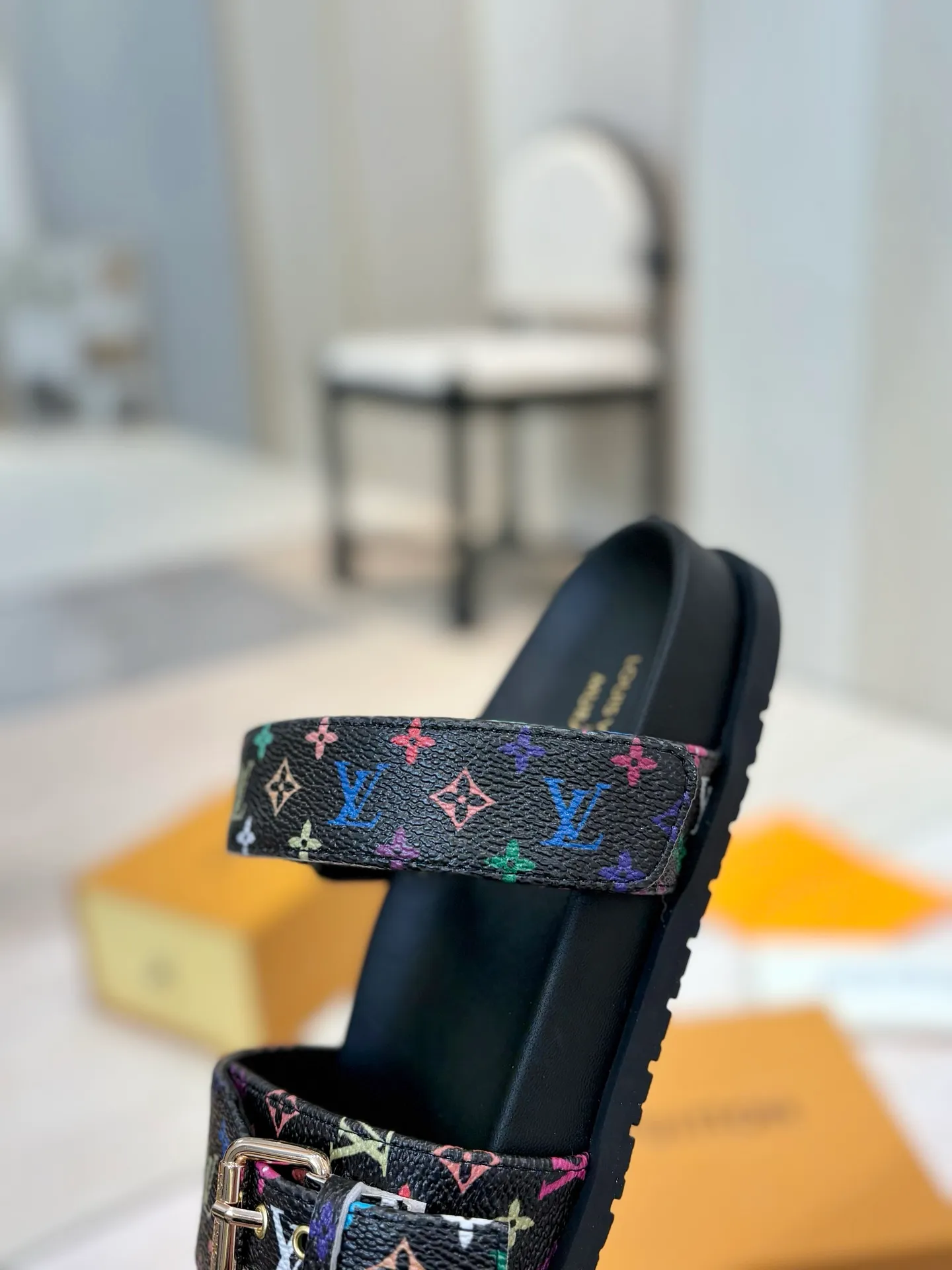 👟👟Ex-factory price 400👟👟 LV 2025 spring and summer new products 🥰 Popular LV donkey brand counters Embossed logo embossed sandals This Pool Pillow Comfort flat sandals are made of technical fabrics and use high-frequency embossing technology to reinterpret the Monogram pattern. Soft padded upper with adjustable Velcro, comfortable and tough insole adds harmonious colors 👍New hard goods, purchasing agent level! Full of high-end feel! A popular model among bloggers at home and abroad, it’s retro and fashionable and looks amazing on your feet! The official website's main recommendation 👍👍 ✅ Upper: waterproof special original fabric ✅ Inner lining: imported mixed sheepskin ✅ Outsole: original molded foam outsole ✅ Number of sizes: women's size 35-45 (women's size 41 men's 38.45, custom-made, non-refundable) ✅ Packaging: full set of drawer boxes ​